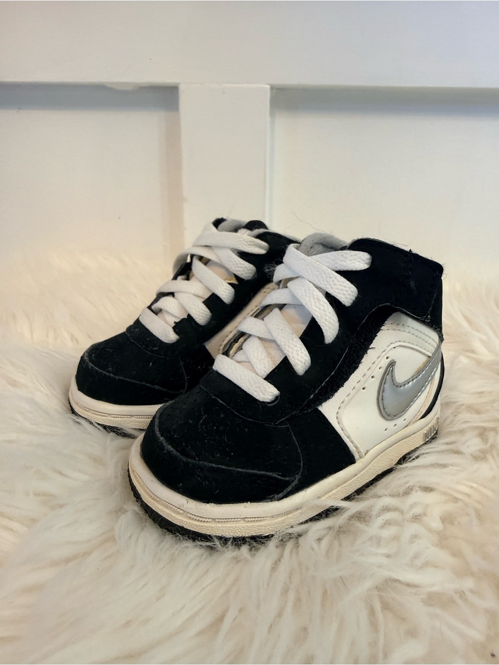 💫2/$25 • Nike Kids Black and White Mid-Top Sneakers with Silver Swoosh
